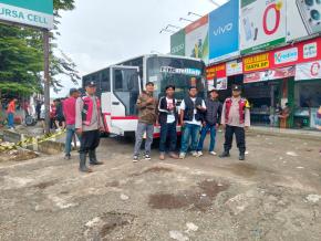 Anggota Polsek Batujaya laksanakan Monitoring keberangkatan Suporter The Jak mania ke GBK