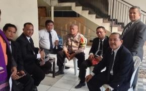 Bhabinkamtibmas Lakukan Giat Ngawangkong Bersama Jemaat Gereja GKPS di Telukjambe Timur