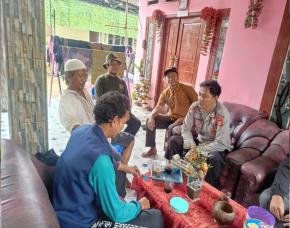 Bhabinkamtibmas Polsek Pangkalan Laksanakan Giat Sambang Humanis ke Warga Karajan