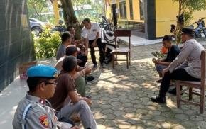Gelar Jumat Curhat, Polisi Banyusari Dengarkan Keluhan Warga