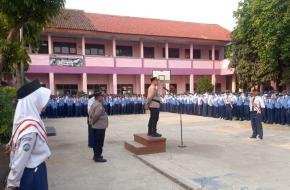 Tanamkan Karakter Sejak Dini, Kapolsek Klari Ajak Pelajar SMPN 4 Jadi Generasi Disiplin dan Berintegritas