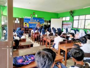Anggota Polsek Pakisjaya Ajak Para Siswa Siswi SMKN Untuk Selalu Menjaga Kerukunan Jangan Lakukan Aksi Tawuran
