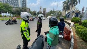 Satlantas Polres Karawang Serukan Keselamatan Berkendara Kepada Driver Ojol