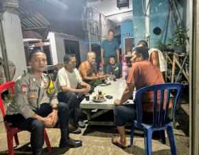 Bhabinkamtibmas Lakukan Giat Ngawangkong, Jaga Kedekatan dengan Masyarakat dan Kamtibmas Lingkungan