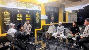 Aiptu Deni & Bripka Satim Bhabinkamtibmas Ikut Serta Dalam Giat Ronda Bersama Warga