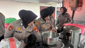 Aksi Humanis Polwan Polda Jabar, di Dapur Lapangan Bantu Pengungsi Banjir Karawang