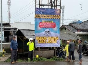 Satlantas Polres Karawang Terus Upayakan Keselamatan Berkendara, Pasang Spanduk Imbauan di Jalur Jomin