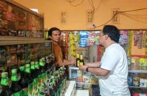 Kring Serse Polsek Banyusari Datangi Toko Jamu Temukan Miras 2 Botol Kecil