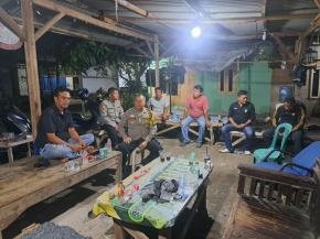 Personel Polsek Klari Sambangi Warga Desa Sumurkondang, Pererat Silaturahmi dan Jaga Kamtibmas