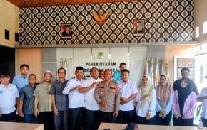 Kapolsek Rawamerta Hadiri Musyawarah Pembentukan Panitia Pemilihan Kepala Desa di Desa Sukapura