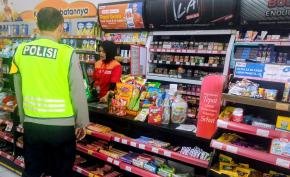 Anggota Polsek Tirtajaya melaksanakan Patroli Prekat serta Cegah GU Kamtibmas di Minimarket pada siang hari