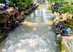 Meriahkan Hari Jadi Kabupaten Karawang ke-392, Disambut Antusias Warga Karawang Barat dengan Mancing Gratis di Saluran Kali Apur KW 8

