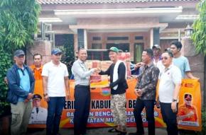 Sekda Kabupaten Bekasi Endin Samsudin Serahkan Bantuan untuk Warga Terdampak Banjir Rob di wilayah Kecamatan Muaragembong