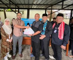 Penyerahan Secara Simbolis Paket Sembako pada Momen Operasi Pasar Bersubsidi Jawa Barat di Kantor Kecamatan Sawangan Depok