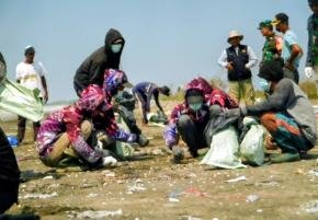 Limbah Minyak Kotori Pesisir Karawang, Warga dan Pemerintah Bergerak Bersihkan Pantai