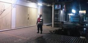 Upaya Kanit Sabhara Polsek Batujaya melaksanakan Patroli Prekat serta Cegah Pencurian dan Pembobolan di Minimarket