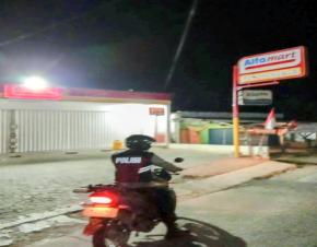 Lima Personil Polsek Tegalwaru Patroli Malam Monitoring Pertokoan dan Kios di Wilayah Pasar Loji