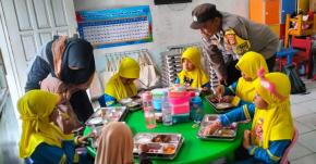 Bhabinkamtibmas Desa Anggadita Polsek Klari Peduli Dunia Pendidikan