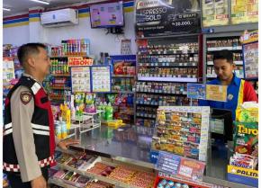Polsek Pangkalan Gelar Patroli Prekat, Imbau Pegawai Minimarket untuk Bersama Jaga Kamtibmas
