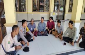 Anggota Polsek Banyusari Brigadir Alpian Melaksanakan Sosialisasikan Bahaya Judi Online Kepada Masyarakat