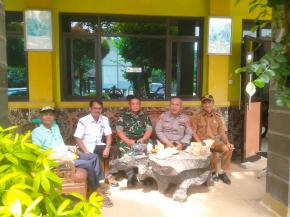 Sinergitas TNI, Polri Lakukan Sambang Dengan Tokoh Masyarakat Desa Binaan