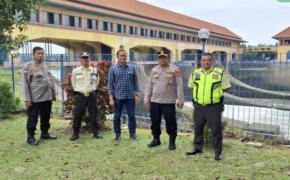 Musim Hujan, Kapolsek Klari Cek Debit Air Citarum di Bendungan Walahar