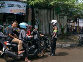 Polantas di Karawang Menyapa, Berikan Edukasi Kamseltibcarlantas Kepada Pelanggar Lalu Lintas