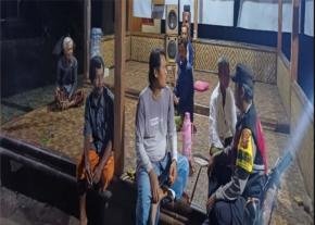 Ajak Waspada Secara Dialogis Disampaikan Bhabinkamtibmas Polsek Tegalwaru Saat Sambang Warga Ronda