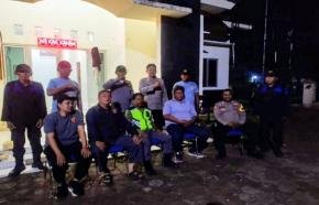Personil Polsek Purwasari Polres Karawang Sambangi Poskamling Ajak Masyarakat Jaga Lembur Jelang Sahur