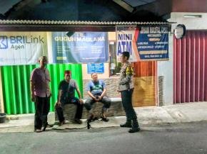 Sambangi Ronda Malam, Ini Yang disampaikan Bhabinkamtibmas Polsek Klari Ke Warga