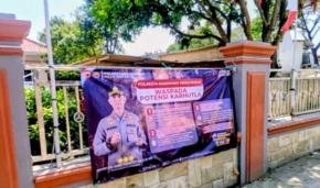 Personil Polsek Klari Pasang Spanduk Imbauan Karhutla di Pagar Mako Polsek Klari?