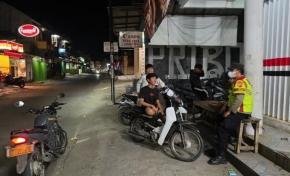 Personil Polsek Tegalwaru Gelar Patroli Malam Guna Cegah Pekat di Wilayah Pertigaan Pasar Loji