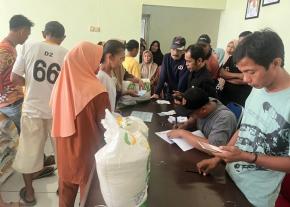 Pemdes Cikbar Tunjukkan Komitmennya, Pastikan Penyaluran Bansos Beras Berjalan Lancar & Tepat Sasaran