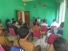 Bhabinkantibmas bersama Perangkat Desa Kemiri Hadiri Rapat Minggon Desa Kemiri Kecamatan Jayakerta