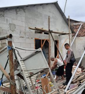 Aksi kepedulian, Bhabinkamtibmas Polsek Klari Prakarsai Pembangunan Rumah Warga