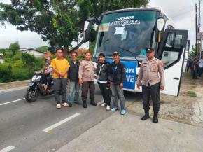 Polsek Rengasdengklok Pastikan Keamanan dalam Keberangkatan Suporter Viking Menuju Stadion GBLA