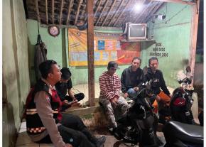 Bhabinkamtibmas Desa Tamansari Monitoring Kegiatan Ronda saat Ngawangkong Bersama Warga