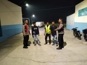 Bripka Sholihin Anggota Polsek Batujaya melaksanakan Patroli Prekat guna Antisipasi terjadinya GU Kamtibmas pada malam hari menjelang Sahur Ramadhan