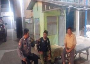 Upaya Anggota Polisi Polsek Banyusari Melaksanakan Sosialisasikan Bahaya Judi Online Kepada Masyarakat*