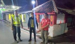 Bhabinkamtibmas Polsek Klari Patroli Malam, Sapa Warga Saat Ronda Malam
