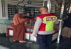 Dialog Humanis Ajak Waspada Jadi Pesan Patroli Siang Personil Polsek Tegalwaru di Toko Mas Loji