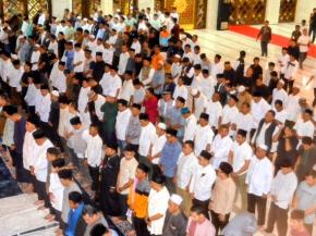 Bupati Bogor Rudy Susmanto Bersama Jajaran Pemkab & Masyarakat Perdana Laksanakan Shalat Shubuh Berjamaah di Masjid Nurul Wathon Cibinong