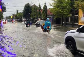 Hujan Deras, Jalan Protokol Indramayu Tergenang: Warga Diminta Tetap Waspada