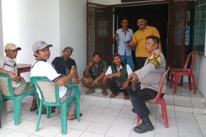 Bhabinkamtibmas Desa Cibalongsari Polsek Klari Berikan Nomor Layanan Kepolisian Kepada Aparat Desa
