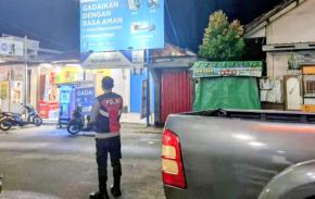 Personil Polsek Tegalwaru Patroli di Loji Kulon Desa Cintalaksana Dinihari Cegah Aksi Kejahatan