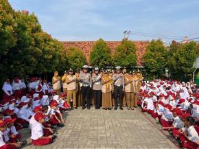 Unit Kamsel Satlantas Polres Karawang Gelar Police Goes to School, Sapa dan Edukasi Murid SDN Karawang Wetan 1
