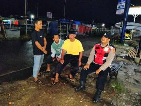 Aipda Ade Suryana Anggota Polsek Batujaya melaksanakan Giat Ngawangkong pada malam hari bersama Masyarakat