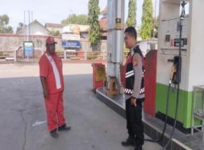 Bripka Satim Kunjungi SPBU, Prekat Polsek Banyusari Berikan Rasa Aman