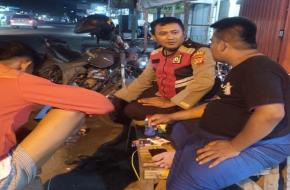 Aipda Abdul Rahman Bhabinkamtibmas Polsek Banyusari Getol Ikut Serta Kegiatan Ronda Bersama Warga