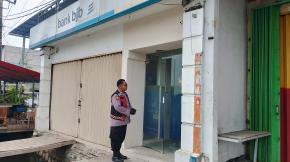 Kanit Sabhara Polsek Batujaya Ciptakan Keamanan di Bank BJB Unit Batujaya dan mengantisipasi terjadinya Pencurian/Pembobolan ATM